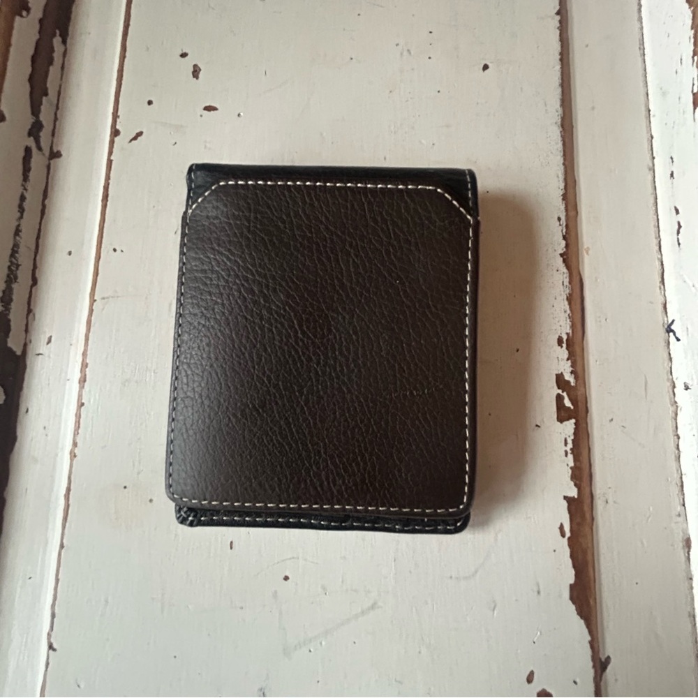TravelSmith Brown And Black Men's Leather RFID-Blocking Billfold Wallet